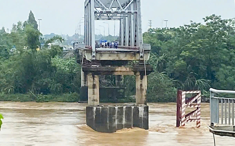 Deux travées du pont Phong Chau dans la province de Phu Tho, au nord du Vietnam, s'effondrent le 9 septembre 2024. Photo reproduite avec l'aimable autorisation du journal Tuoi tre (Jeunesse).